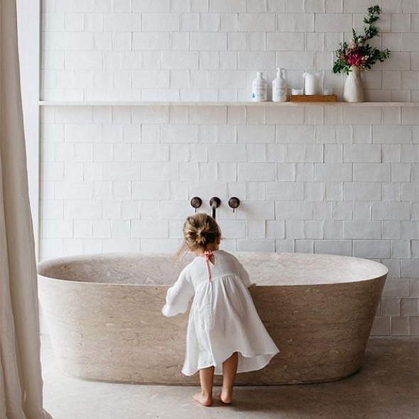 Как сделать ванную безопасной для маленького ребенка?