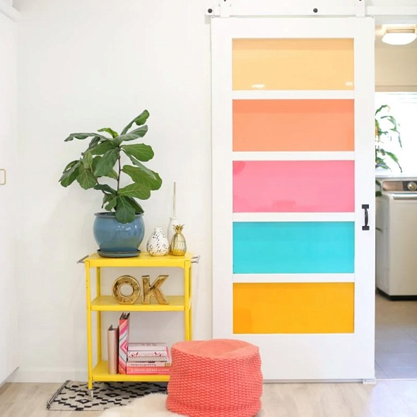 DIY-идея ярких и красочных межкомнатных дверей