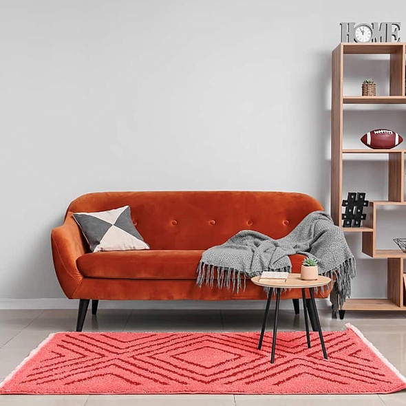 Какой выбрать цвет коврика для оранжевого дивана?