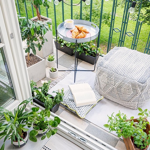 Как летом превратить балкон в маленький оазис?