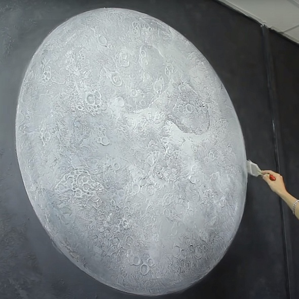 Рисуем Луну шпаклевкой на стене 