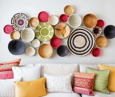 5 способов украсить стены декоративными тарелками